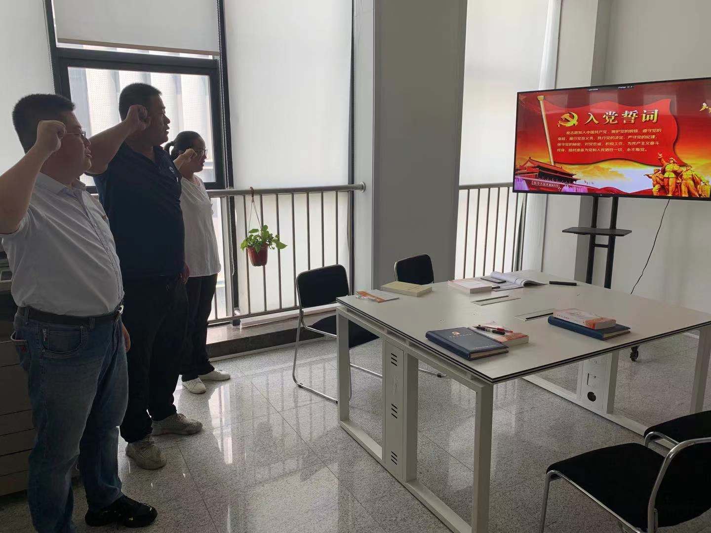 海檢冠圖黨旗宣誓.jpg